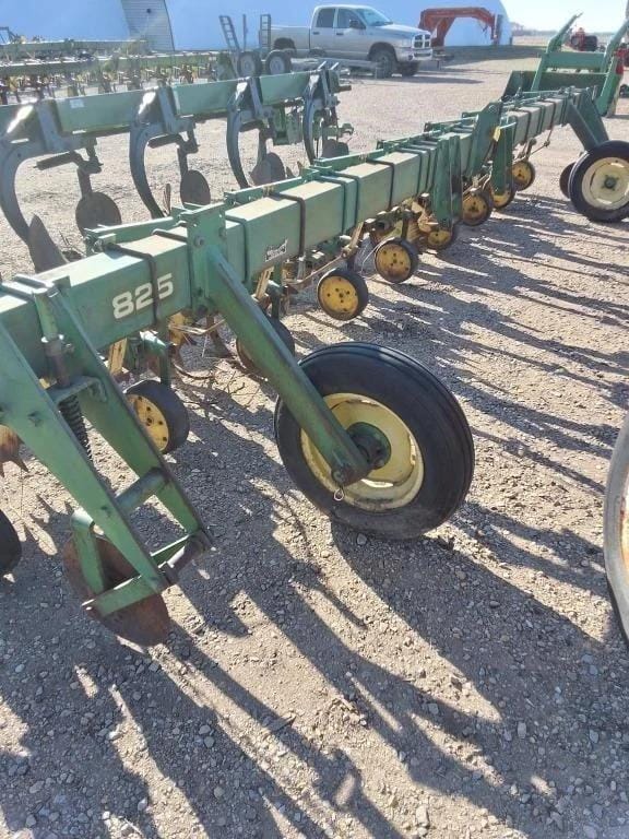 John Deere 825 Equipment Image0