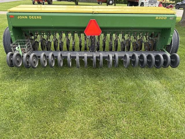 Image of John Deere 8300 equipment image 2
