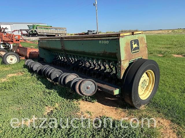 Image of John Deere 8300 equipment image 4