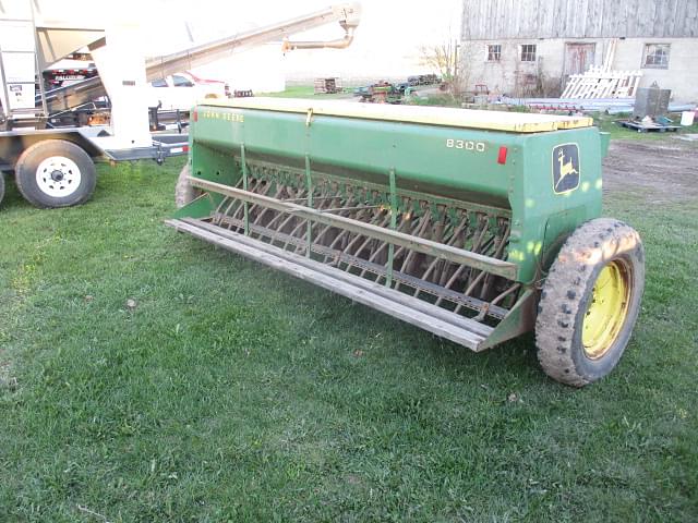 Image of John Deere 8300 equipment image 4