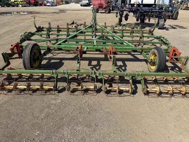 Image of John Deere 8300 equipment image 4