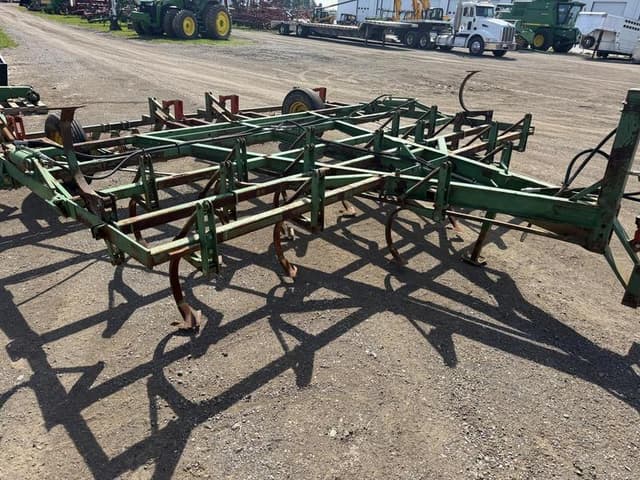 Image of John Deere 8300 equipment image 2