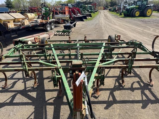 Image of John Deere 8300 equipment image 1