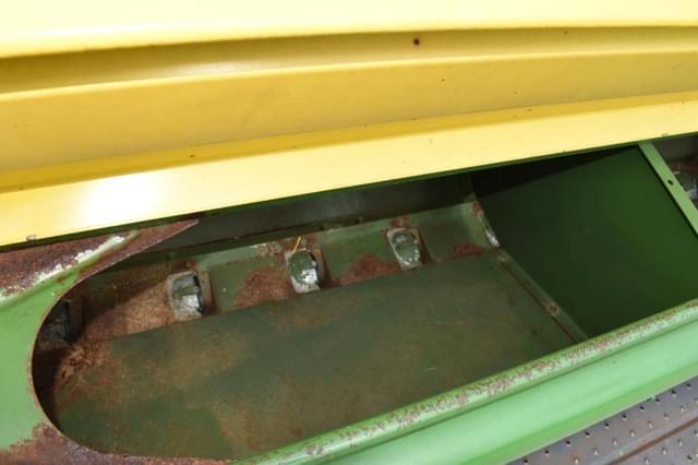 Image of John Deere 8300 equipment image 4