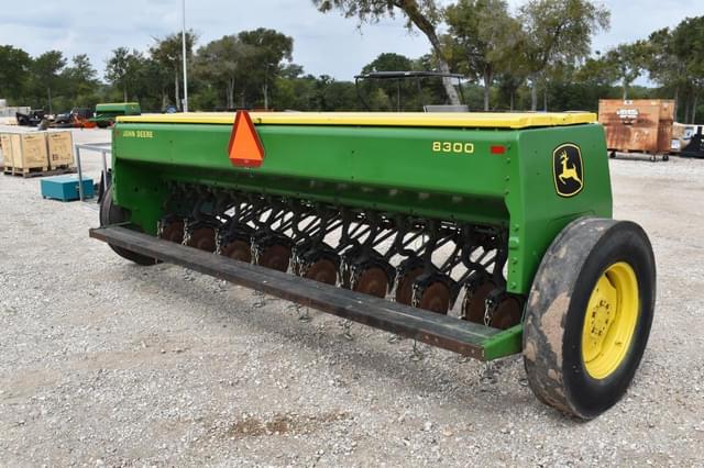 Image of John Deere 8300 equipment image 2