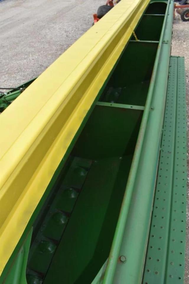 Image of John Deere 8300 equipment image 4