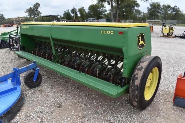 Image of John Deere 8300 equipment image 2