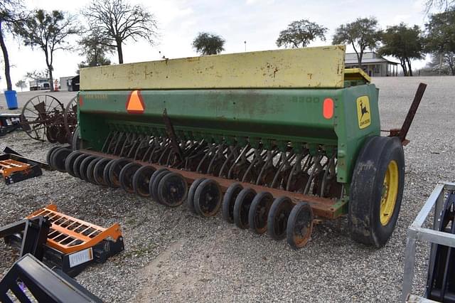 Image of John Deere 8300 equipment image 3