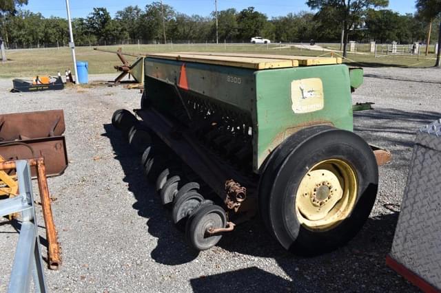 Image of John Deere 8300 equipment image 2