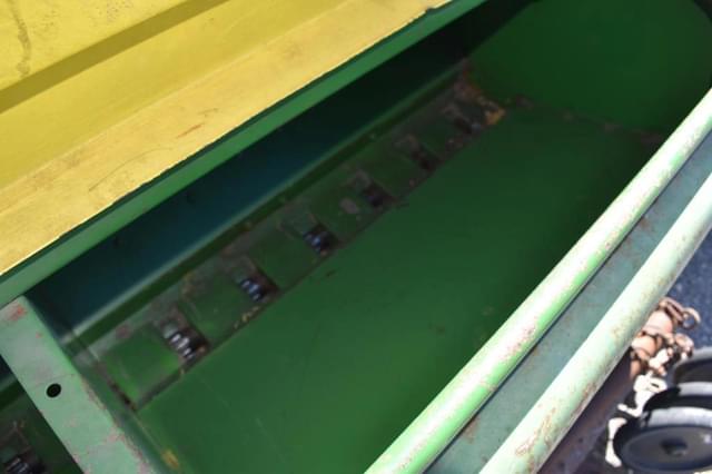 Image of John Deere 8300 equipment image 4