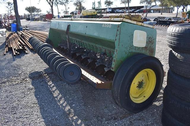 Image of John Deere 8300 equipment image 2