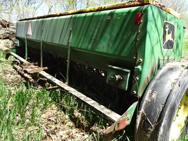 Image of John Deere 8350 equipment image 4