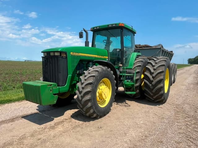 Image of John Deere 8400 equipment image 1