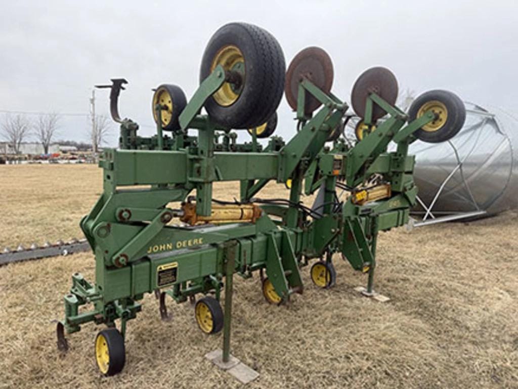 John Deere 845 Equipment Image0