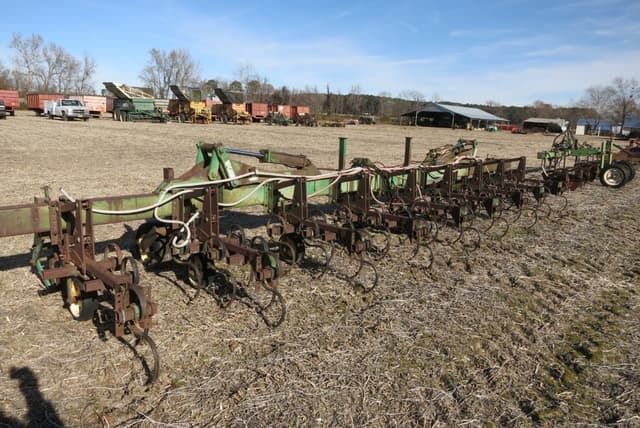 Image of John Deere 845 equipment image 2