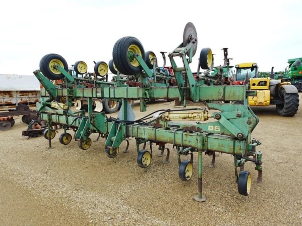 John Deere 85 Equipment Image0