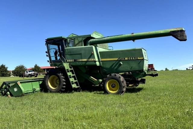 Image of John Deere 8820 equipment image 1