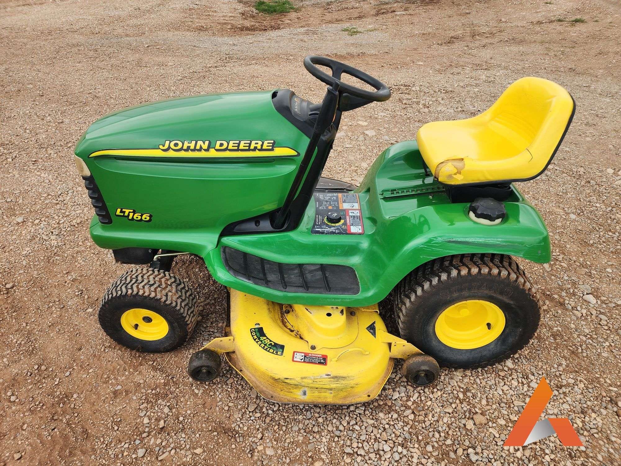 John Deere LT166 Equipment Image0