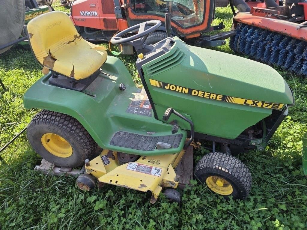 John Deere LX178 Equipment Image0