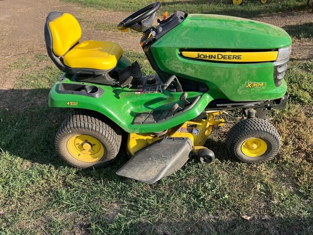 Image of John Deere X304 equipment image 1