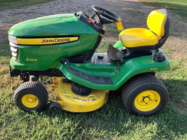 Image of John Deere X304 equipment image 3