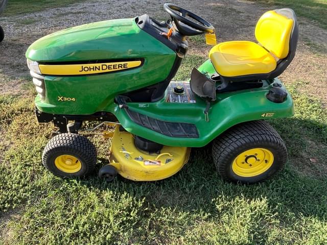 Image of John Deere X304 equipment image 4