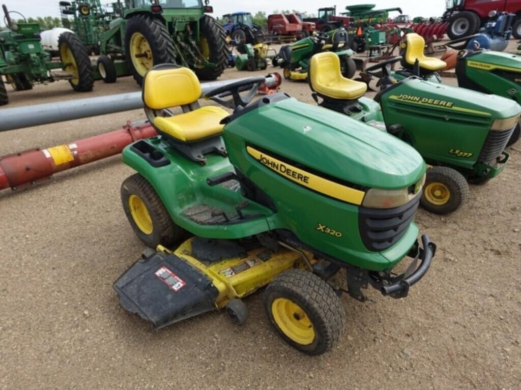 John Deere X320 Equipment Image0