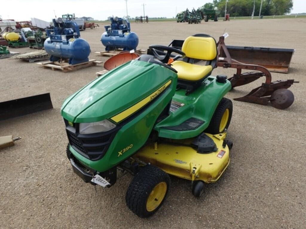 2017 John Deere X390 Equipment Image0