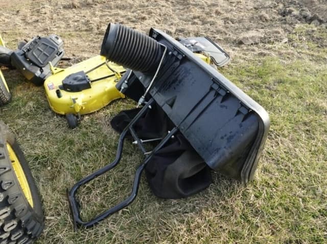 Image of John Deere X590 equipment image 4