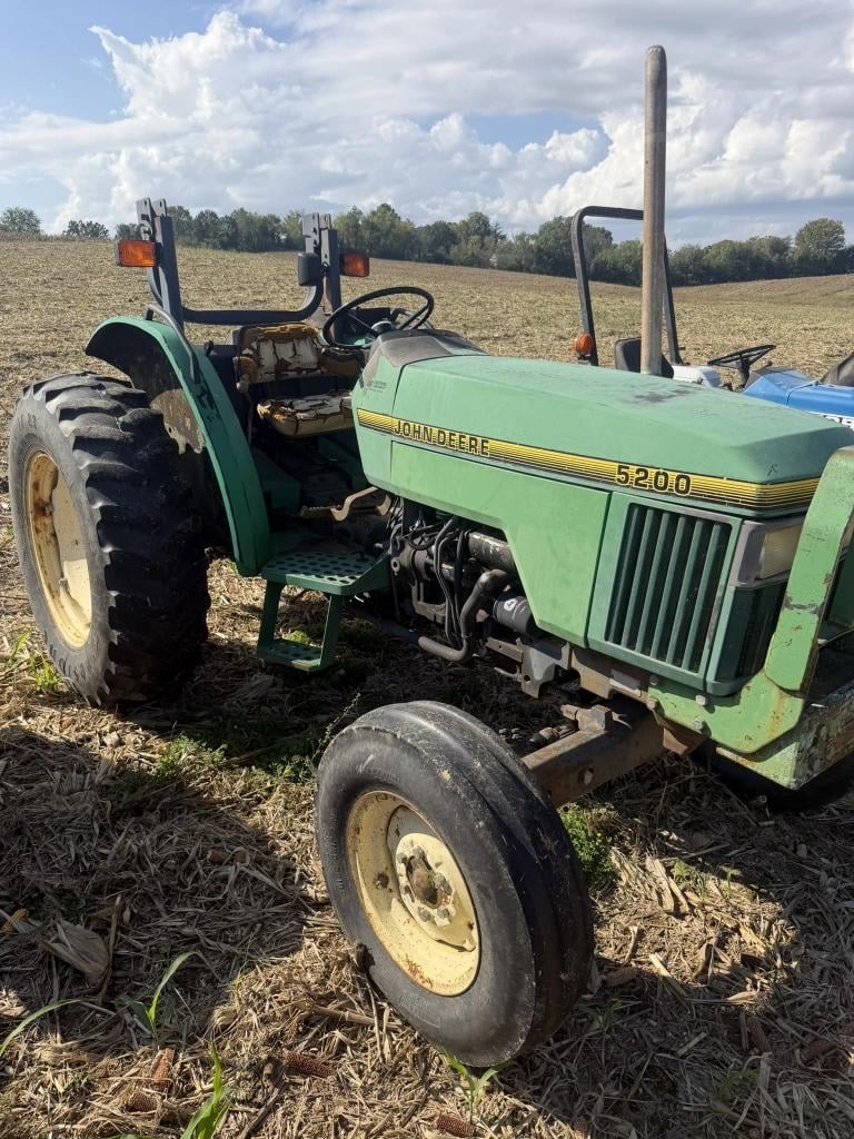 John Deere 5200 Equipment Image0