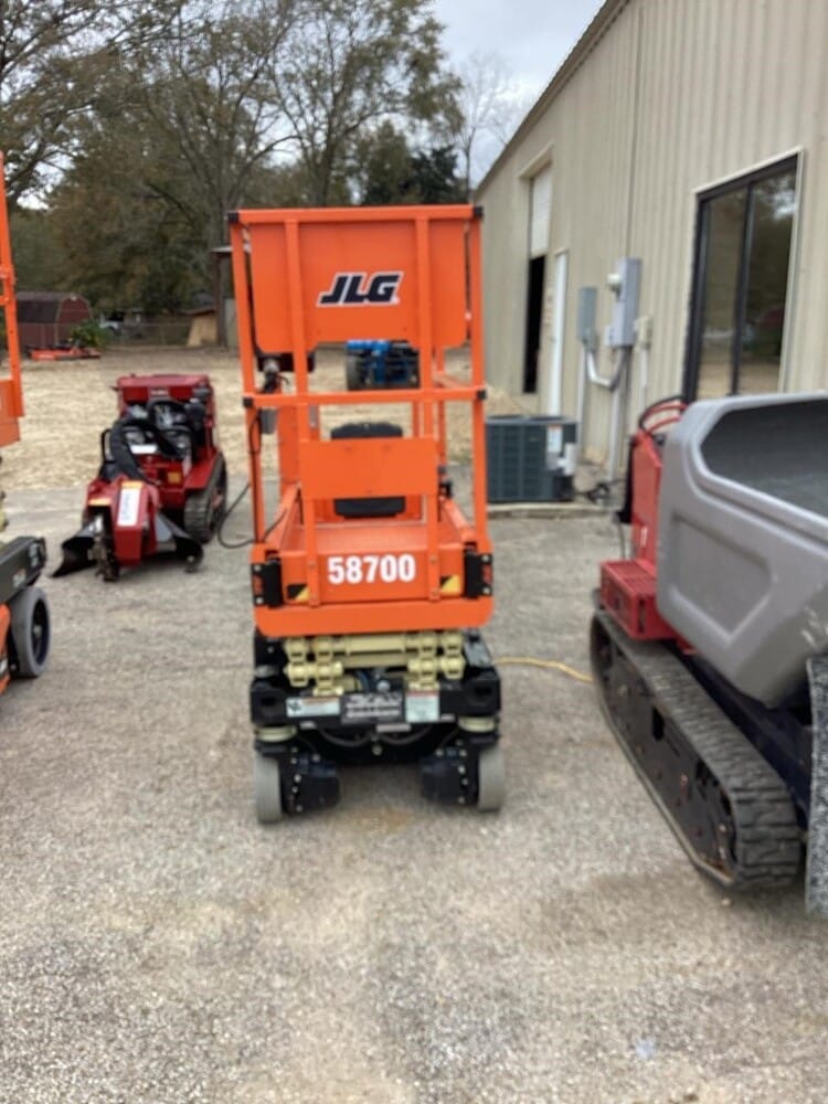 2023 JLG ES1330L Equipment Image0