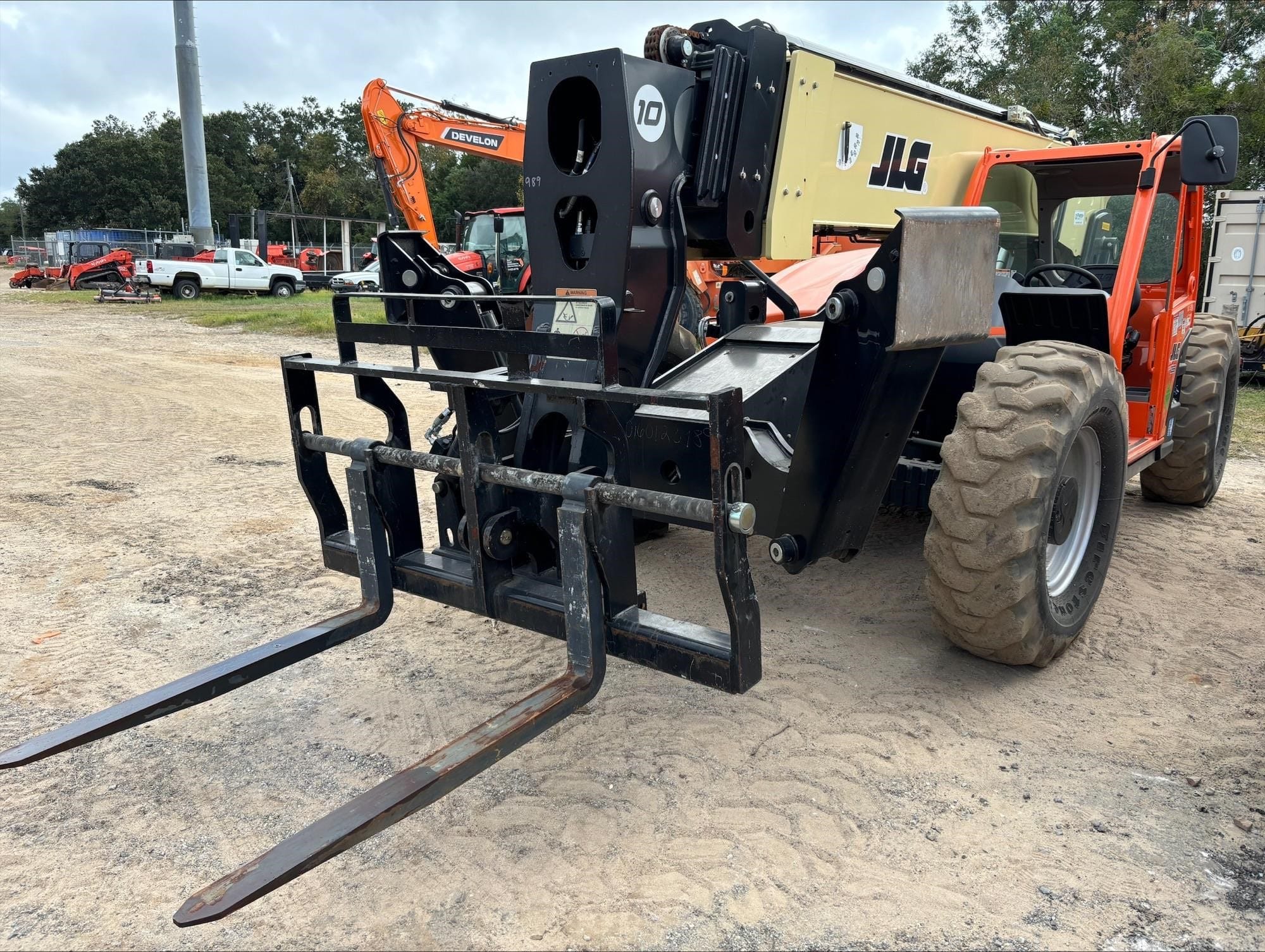 2023 JLG 1055 Equipment Image0