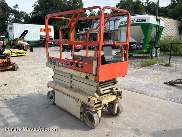 Image of JLG 1932E2 equipment image 2