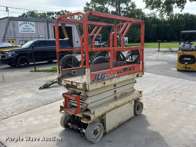Image of JLG 1932E2 equipment image 4