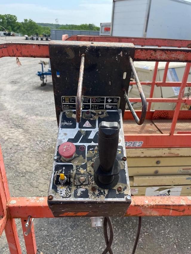 Image of JLG 2032E2 equipment image 4