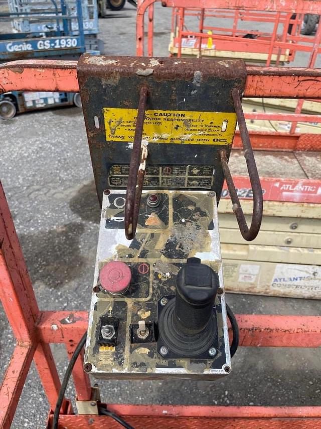 Image of JLG 2032E2 equipment image 4