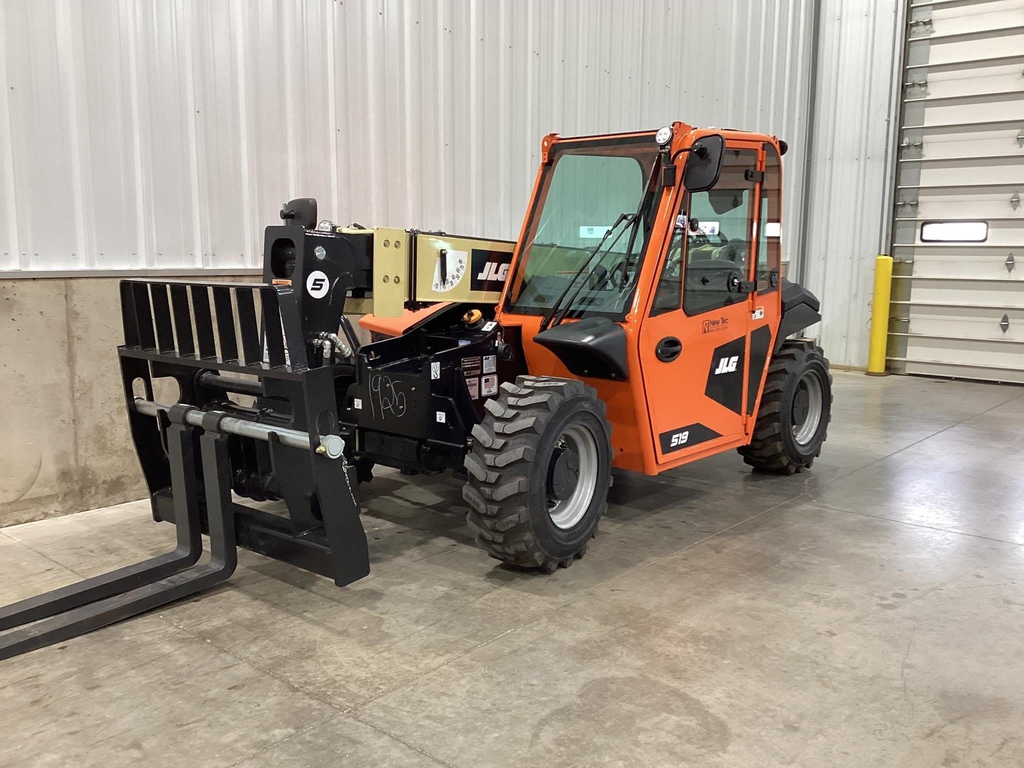 2025 JLG 519 Equipment Image0