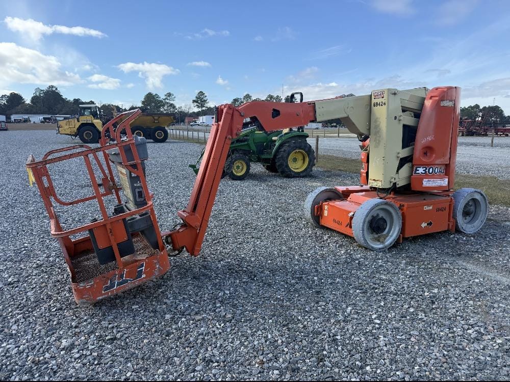 JLG E300AJ Equipment Image0