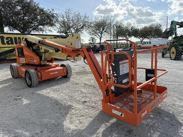 Image of JLG E450AJ equipment image 4