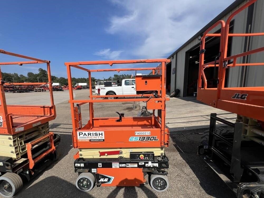 2023 JLG ES1330L Equipment Image0