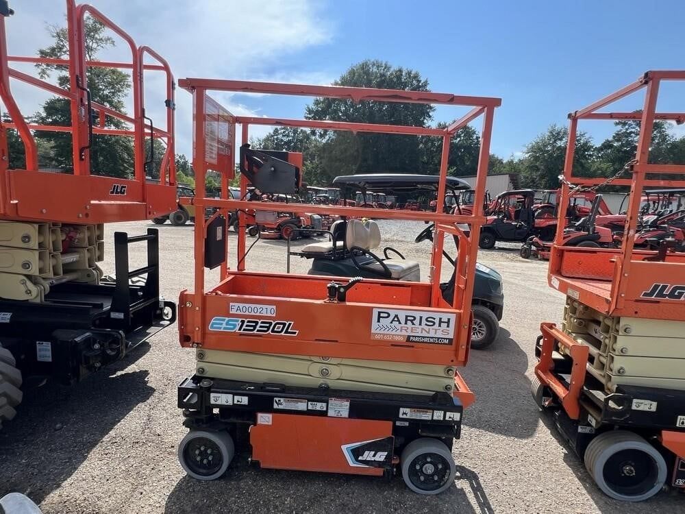 2023 JLG ES1330L Equipment Image0