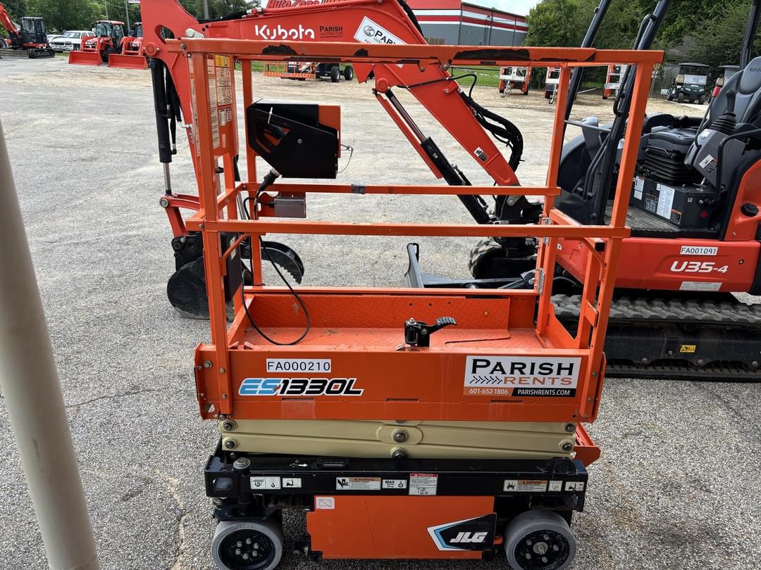 Image of JLG ES1330L Primary Image