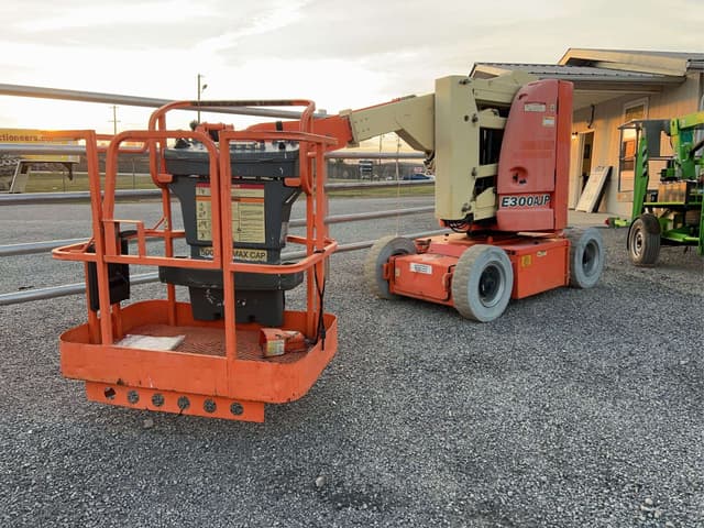 Image of JLG E300AJP equipment image 2