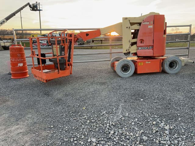 Image of JLG E300AJP equipment image 1