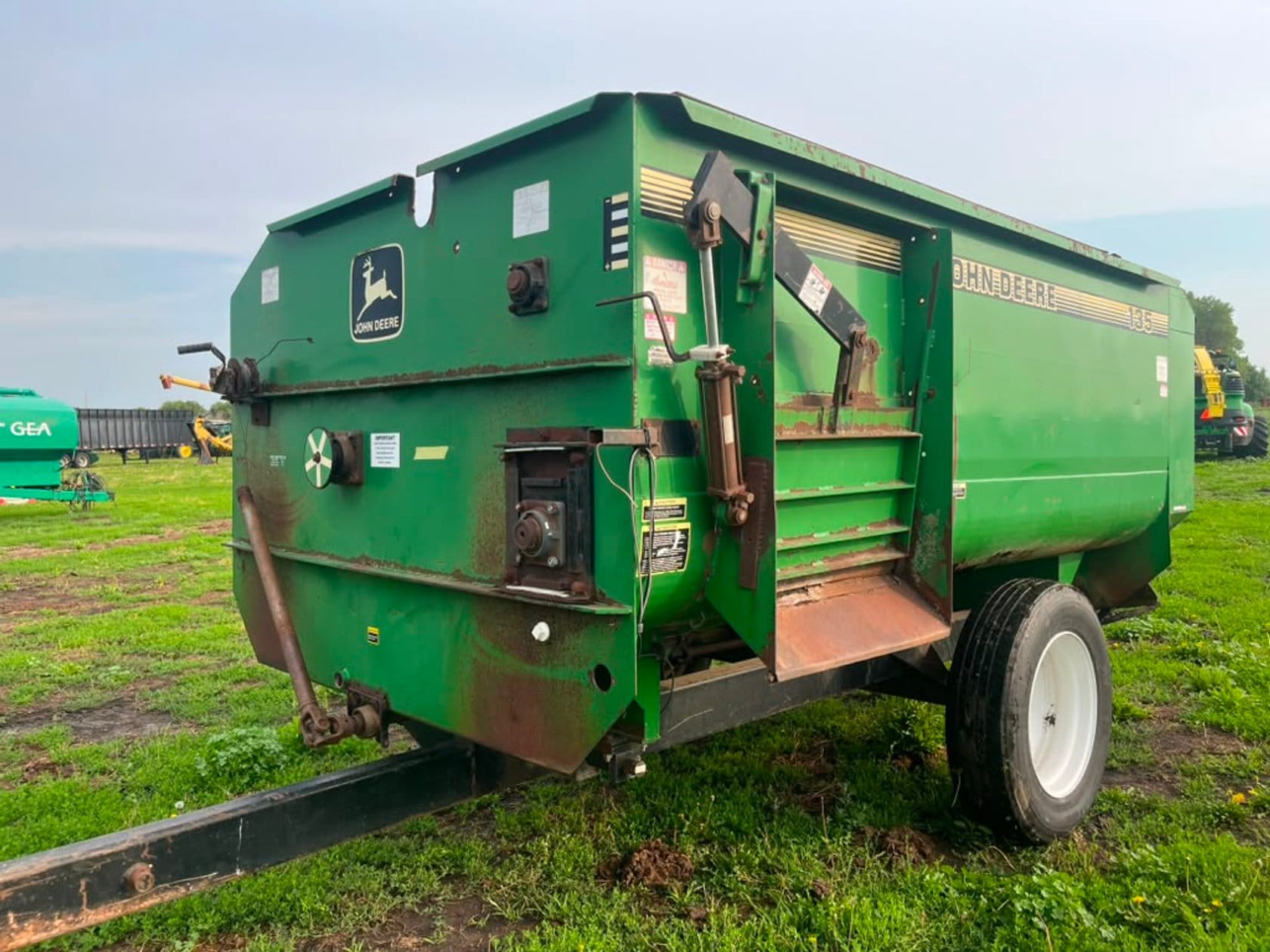 John Deere 135 Equipment Image0