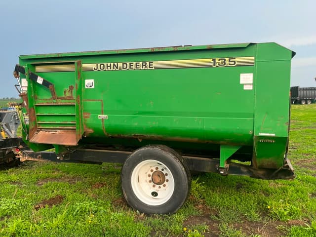 Image of John Deere 135 equipment image 4