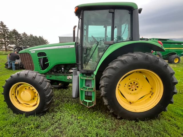 Image of John Deere 7130 equipment image 1