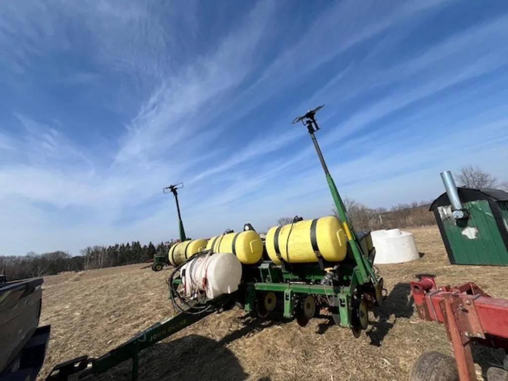 John Deere 7200 Equipment Image0