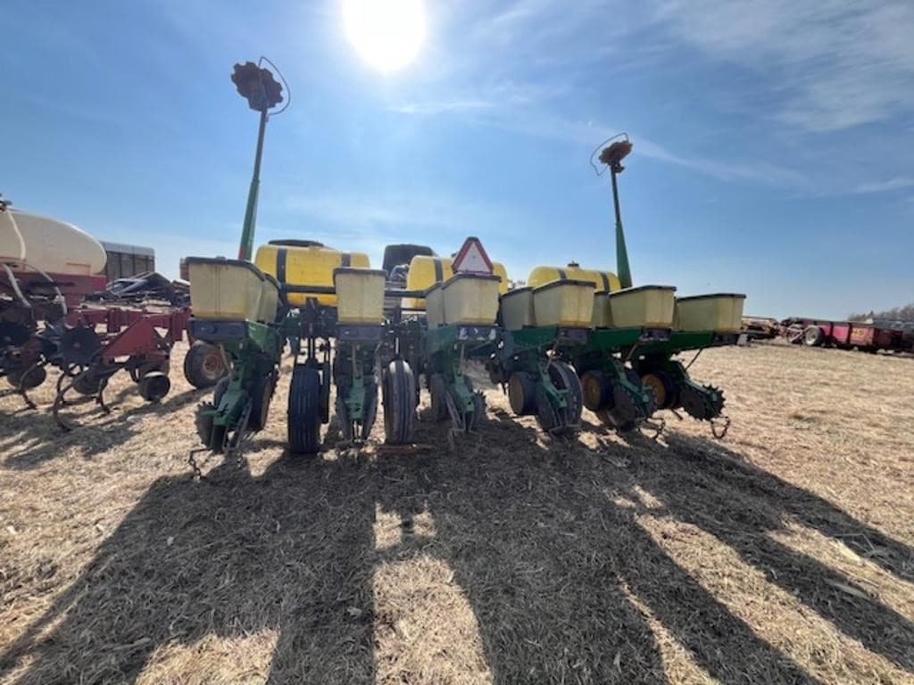 Image of John Deere 7200 Image 1