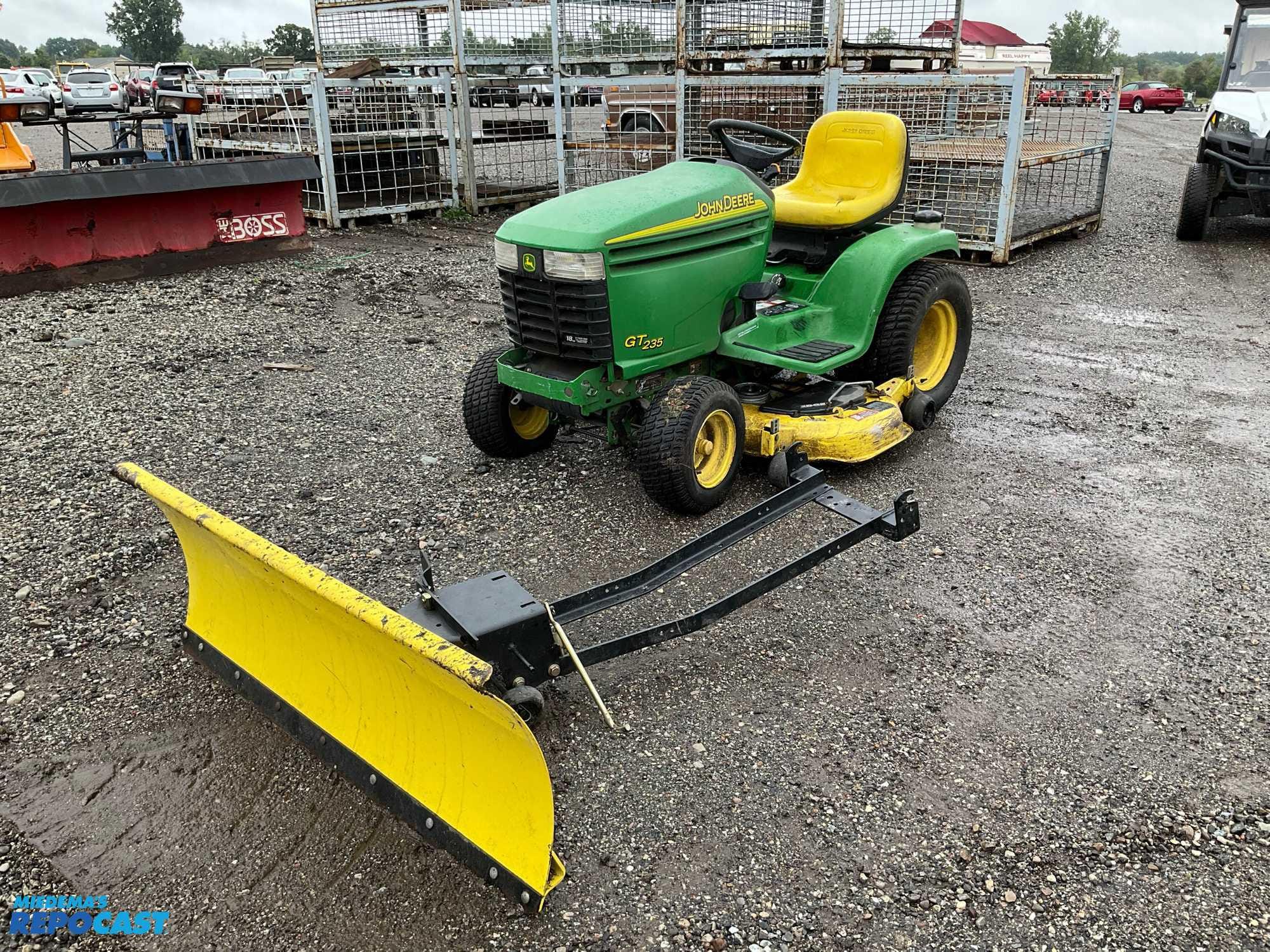 Main image John Deere GT235